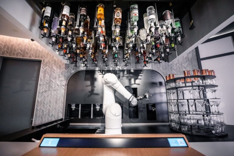Read more about the article Regular – Robot Bartender Can Serve 120 Drinks an Hour