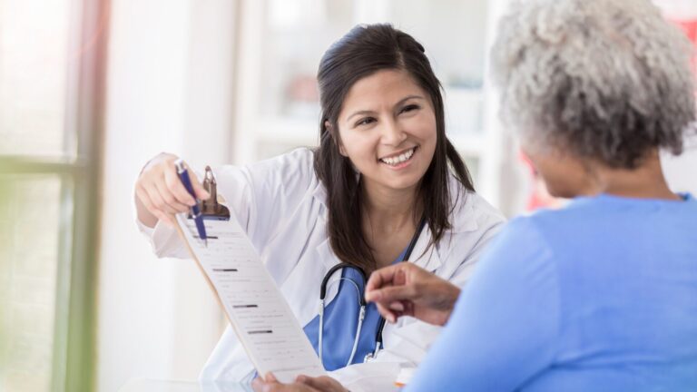 Read more about the article (4/23-27)-Patients Fare Better With Women Doctors, Study Finds